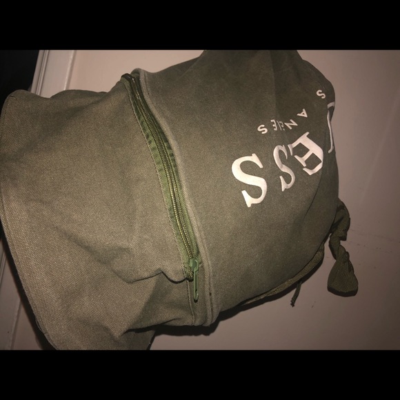 Guess duffer shoulder back bag with draw strings - Picture 3 of 4